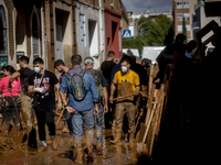 Thousands of volunteers participate in cleaning the areas affected by the floods of October 29 in Valencia. Towns such as Massanassa, Alfafa...