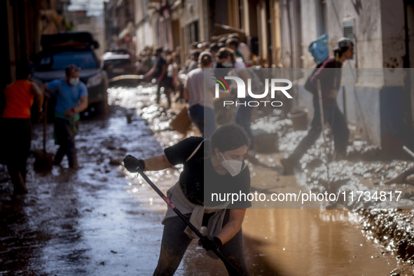 Thousands of volunteers participate in cleaning the areas affected by the floods of October 29 in Valencia. Towns such as Massanassa, Alfafa...