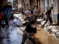 Thousands of volunteers participate in cleaning the areas affected by the floods of October 29 in Valencia. Towns such as Massanassa, Alfafa...