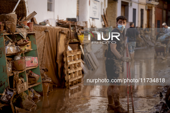 Thousands of volunteers participate in cleaning the areas affected by the floods of October 29 in Valencia. Towns such as Massanassa, Alfafa...