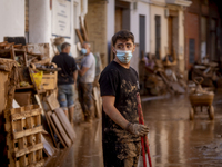 Thousands of volunteers participate in cleaning the areas affected by the floods of October 29 in Valencia. Towns such as Massanassa, Alfafa...