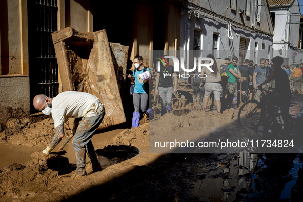 Thousands of volunteers participate in cleaning the areas affected by the floods of October 29 in Valencia. Towns such as Massanassa, Alfafa...