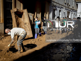 Thousands of volunteers participate in cleaning the areas affected by the floods of October 29 in Valencia. Towns such as Massanassa, Alfafa...