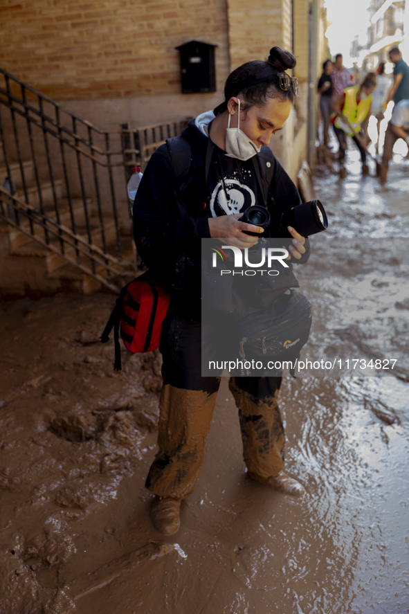 Thousands of volunteers participate in cleaning the areas affected by the floods of October 29 in Valencia. Towns such as Massanassa, Alfafa...