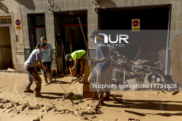 Thousands of volunteers participate in cleaning the areas affected by the floods of October 29 in Valencia. Towns such as Massanassa, Alfafa...