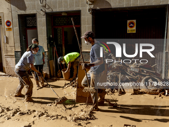 Thousands of volunteers participate in cleaning the areas affected by the floods of October 29 in Valencia. Towns such as Massanassa, Alfafa...