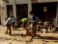 Thousands of volunteers participate in cleaning the areas affected by the floods of October 29 in Valencia. Towns such as Massanassa, Alfafa...