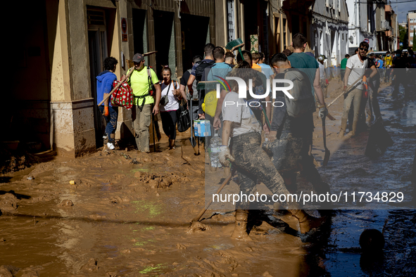 Thousands of volunteers participate in cleaning the areas affected by the floods of October 29 in Valencia. Towns such as Massanassa, Alfafa...