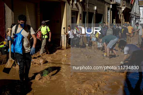 Thousands of volunteers participate in cleaning the areas affected by the floods of October 29 in Valencia. Towns such as Massanassa, Alfafa...