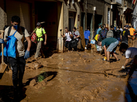 Thousands of volunteers participate in cleaning the areas affected by the floods of October 29 in Valencia. Towns such as Massanassa, Alfafa...