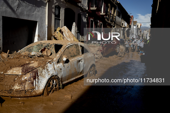 Thousands of volunteers participate in cleaning the areas affected by the floods of October 29 in Valencia. Towns such as Massanassa, Alfafa...