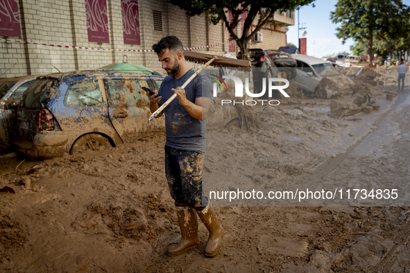 Thousands of volunteers participate in cleaning the areas affected by the floods of October 29 in Valencia. Towns such as Massanassa, Alfafa...