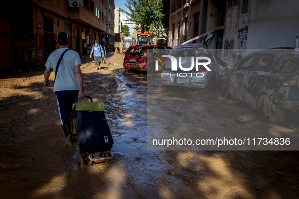 Thousands of volunteers participate in cleaning the areas affected by the floods of October 29 in Valencia. Towns such as Massanassa, Alfafa...