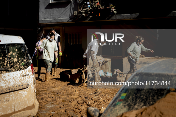 Thousands of volunteers participate in cleaning the areas affected by the floods of October 29 in Valencia. Towns such as Massanassa, Alfafa...