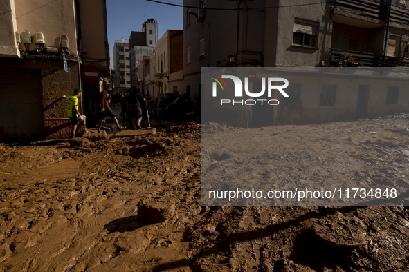 Thousands of volunteers participate in cleaning the areas affected by the floods of October 29 in Valencia. Towns such as Massanassa, Alfafa...