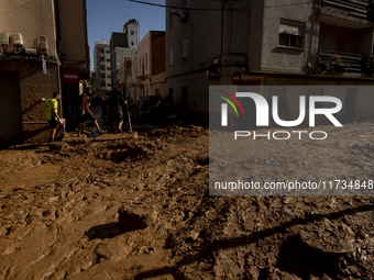 Thousands of volunteers participate in cleaning the areas affected by the floods of October 29 in Valencia. Towns such as Massanassa, Alfafa...