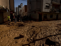 Thousands of volunteers participate in cleaning the areas affected by the floods of October 29 in Valencia. Towns such as Massanassa, Alfafa...