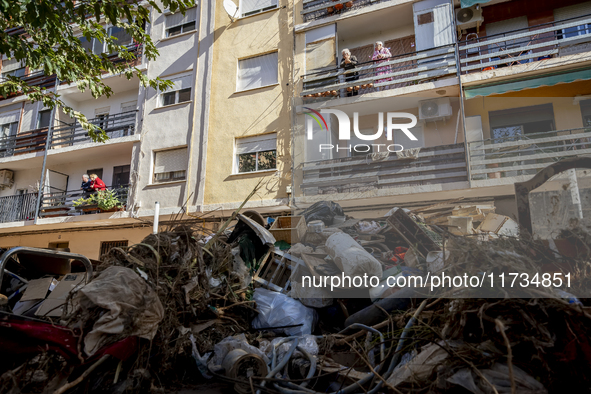 Thousands of volunteers participate in cleaning the areas affected by the floods of October 29 in Valencia. Towns such as Massanassa, Alfafa...