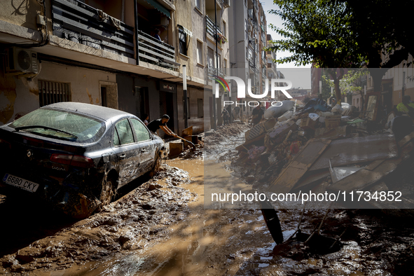 Thousands of volunteers participate in cleaning the areas affected by the floods of October 29 in Valencia. Towns such as Massanassa, Alfafa...