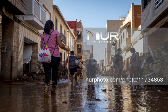 Thousands of volunteers participate in cleaning the areas affected by the floods of October 29 in Valencia. Towns such as Massanassa, Alfafa...