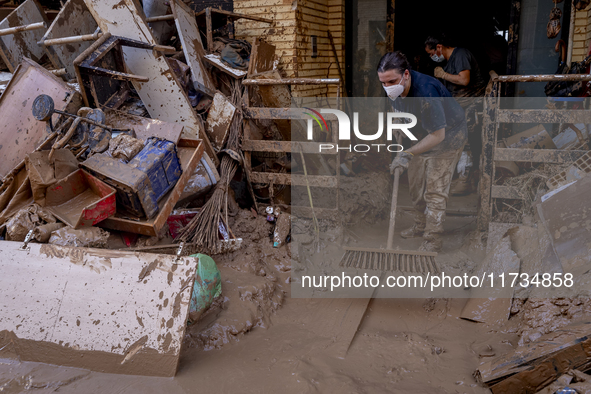 Thousands of volunteers participate in cleaning the areas affected by the floods of October 29 in Valencia. Towns such as Massanassa, Alfafa...