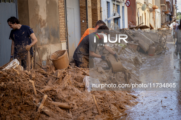 Thousands of volunteers participate in cleaning the areas affected by the floods of October 29 in Valencia. Towns such as Massanassa, Alfafa...