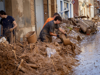 Thousands of volunteers participate in cleaning the areas affected by the floods of October 29 in Valencia. Towns such as Massanassa, Alfafa...