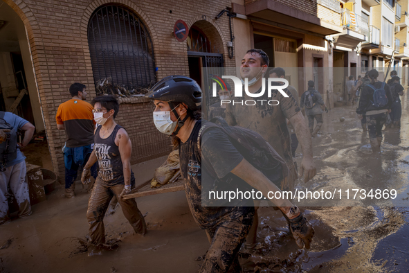 Thousands of volunteers participate in cleaning the areas affected by the floods of October 29 in Valencia. Towns such as Massanassa, Alfafa...