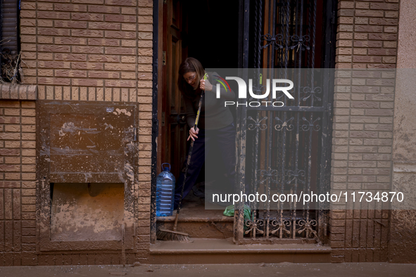 Thousands of volunteers participate in cleaning the areas affected by the floods of October 29 in Valencia. Towns such as Massanassa, Alfafa...