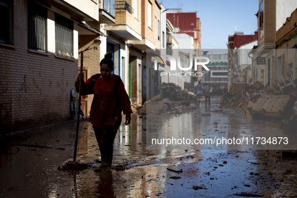 Thousands of volunteers participate in cleaning the areas affected by the floods of October 29 in Valencia. Towns such as Massanassa, Alfafa...