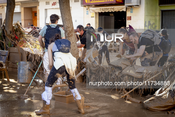 Thousands of volunteers participate in cleaning the areas affected by the floods of October 29 in Valencia. Towns such as Massanassa, Alfafa...