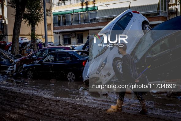 Thousands of volunteers participate in cleaning the areas affected by the floods of October 29 in Valencia. Towns such as Massanassa, Alfafa...