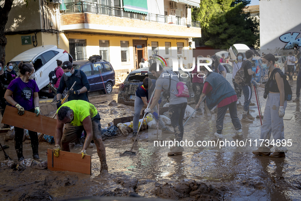 Thousands of volunteers participate in cleaning the areas affected by the floods of October 29 in Valencia. Towns such as Massanassa, Alfafa...