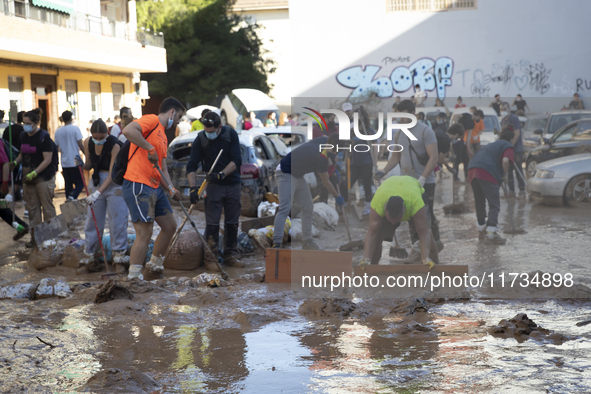 Thousands of volunteers participate in cleaning the areas affected by the floods of October 29 in Valencia. Towns such as Massanassa, Alfafa...