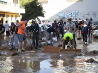 Thousands of volunteers participate in cleaning the areas affected by the floods of October 29 in Valencia. Towns such as Massanassa, Alfafa...