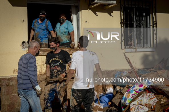 Thousands of volunteers participate in cleaning the areas affected by the floods of October 29 in Valencia. Towns such as Massanassa, Alfafa...