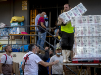 Thousands of volunteers participate in cleaning the areas affected by the floods of October 29 in Valencia. Towns such as Massanassa, Alfafa...