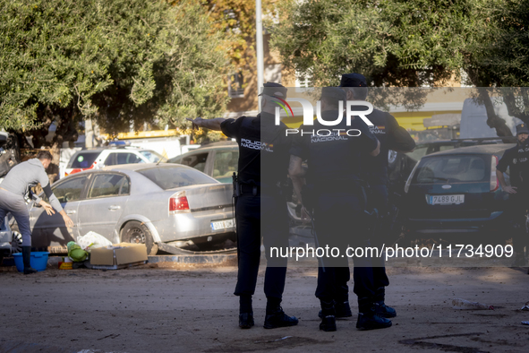 Thousands of volunteers participate in cleaning the areas affected by the floods of October 29 in Valencia. Towns such as Massanassa, Alfafa...