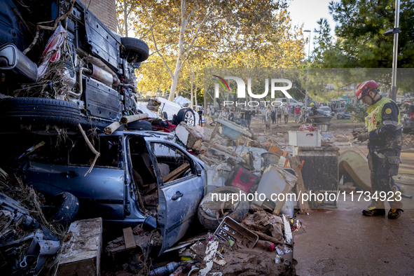 Thousands of volunteers participate in cleaning the areas affected by the floods of October 29 in Valencia. Towns such as Massanassa, Alfafa...