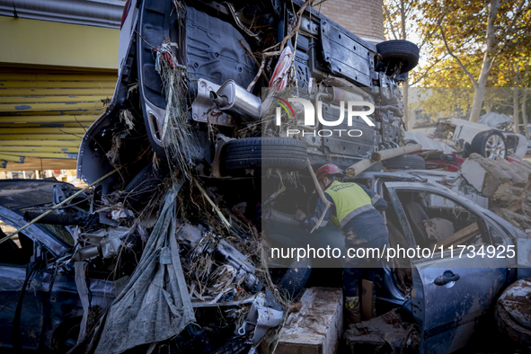 Thousands of volunteers participate in cleaning the areas affected by the floods of October 29 in Valencia. Towns such as Massanassa, Alfafa...