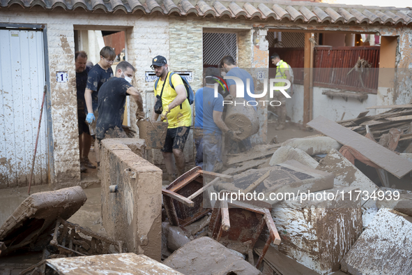 Thousands of volunteers participate in cleaning the areas affected by the floods of October 29 in Valencia. Towns such as Massanassa, Alfafa...