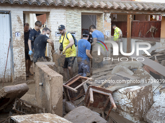 Thousands of volunteers participate in cleaning the areas affected by the floods of October 29 in Valencia. Towns such as Massanassa, Alfafa...