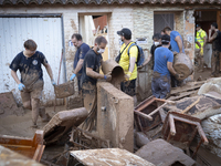 Thousands of volunteers participate in cleaning the areas affected by the floods of October 29 in Valencia. Towns such as Massanassa, Alfafa...