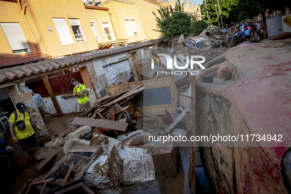 Thousands of volunteers participate in cleaning the areas affected by the floods of October 29 in Valencia. Towns such as Massanassa, Alfafa...