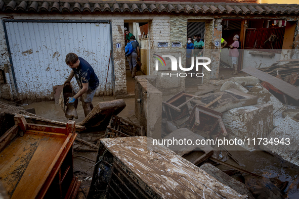 Thousands of volunteers participate in cleaning the areas affected by the floods of October 29 in Valencia. Towns such as Massanassa, Alfafa...