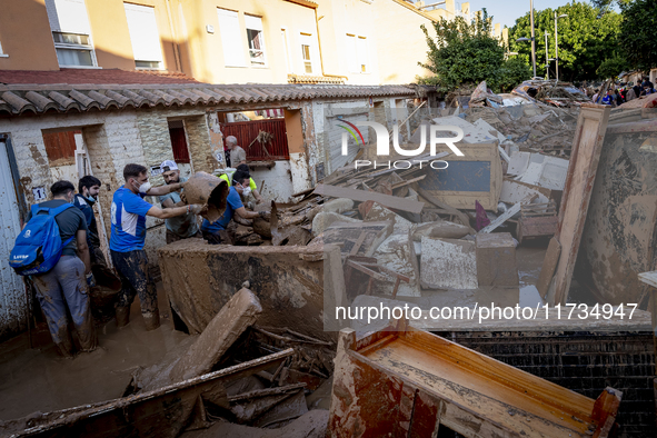 Thousands of volunteers participate in cleaning the areas affected by the floods of October 29 in Valencia. Towns such as Massanassa, Alfafa...