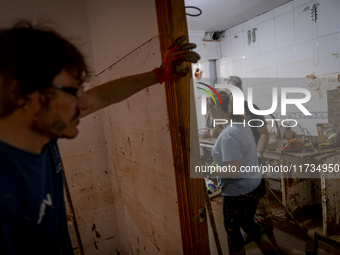 Thousands of volunteers participate in cleaning the areas affected by the floods of October 29 in Valencia. Towns such as Massanassa, Alfafa...