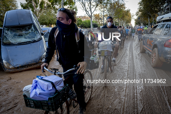 Thousands of volunteers participate in cleaning the areas affected by the floods of October 29 in Valencia. Towns such as Massanassa, Alfafa...