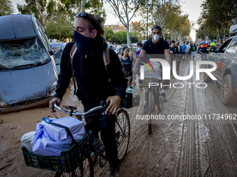 Thousands of volunteers participate in cleaning the areas affected by the floods of October 29 in Valencia. Towns such as Massanassa, Alfafa...