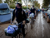 Thousands of volunteers participate in cleaning the areas affected by the floods of October 29 in Valencia. Towns such as Massanassa, Alfafa...